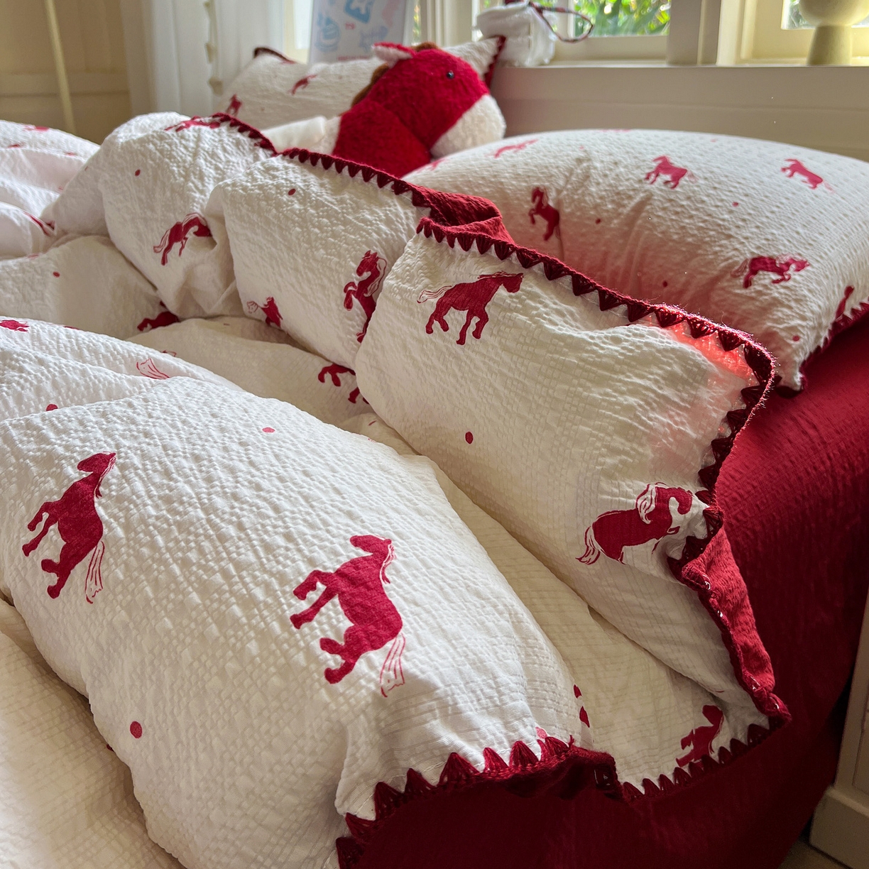 91家纺网 家纺一手货源 找家纺 水墨江南 2026新款贝壳边泡芙纱时尚印花四件套 吉祥小马