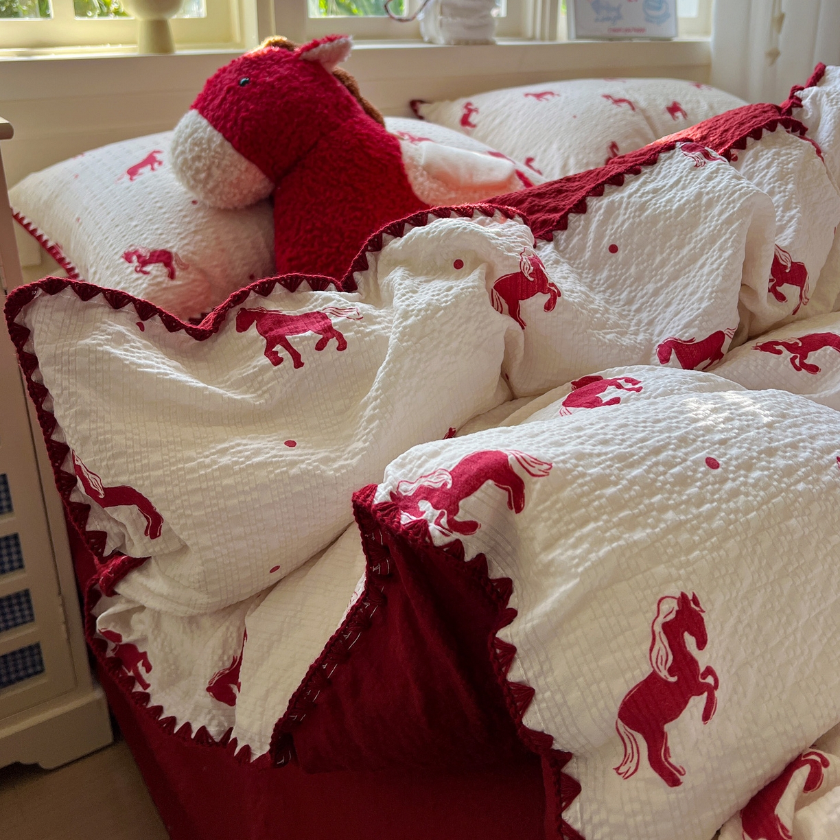 91家纺网 家纺一手货源 找家纺 水墨江南 2026新款贝壳边泡芙纱时尚印花四件套 吉祥小马