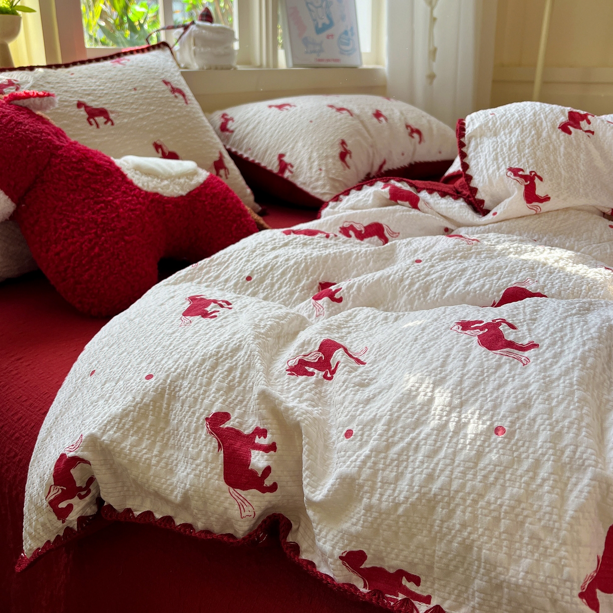 91家纺网 家纺一手货源 找家纺 水墨江南 2026新款贝壳边泡芙纱时尚印花四件套 吉祥小马