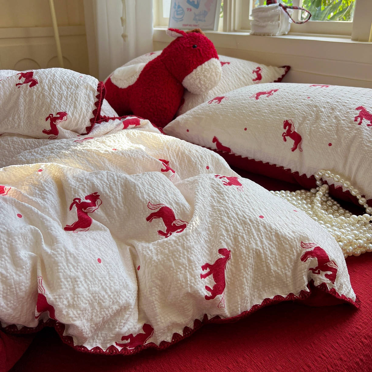 91家纺网 家纺一手货源 找家纺 水墨江南 2026新款贝壳边泡芙纱时尚印花四件套 吉祥小马