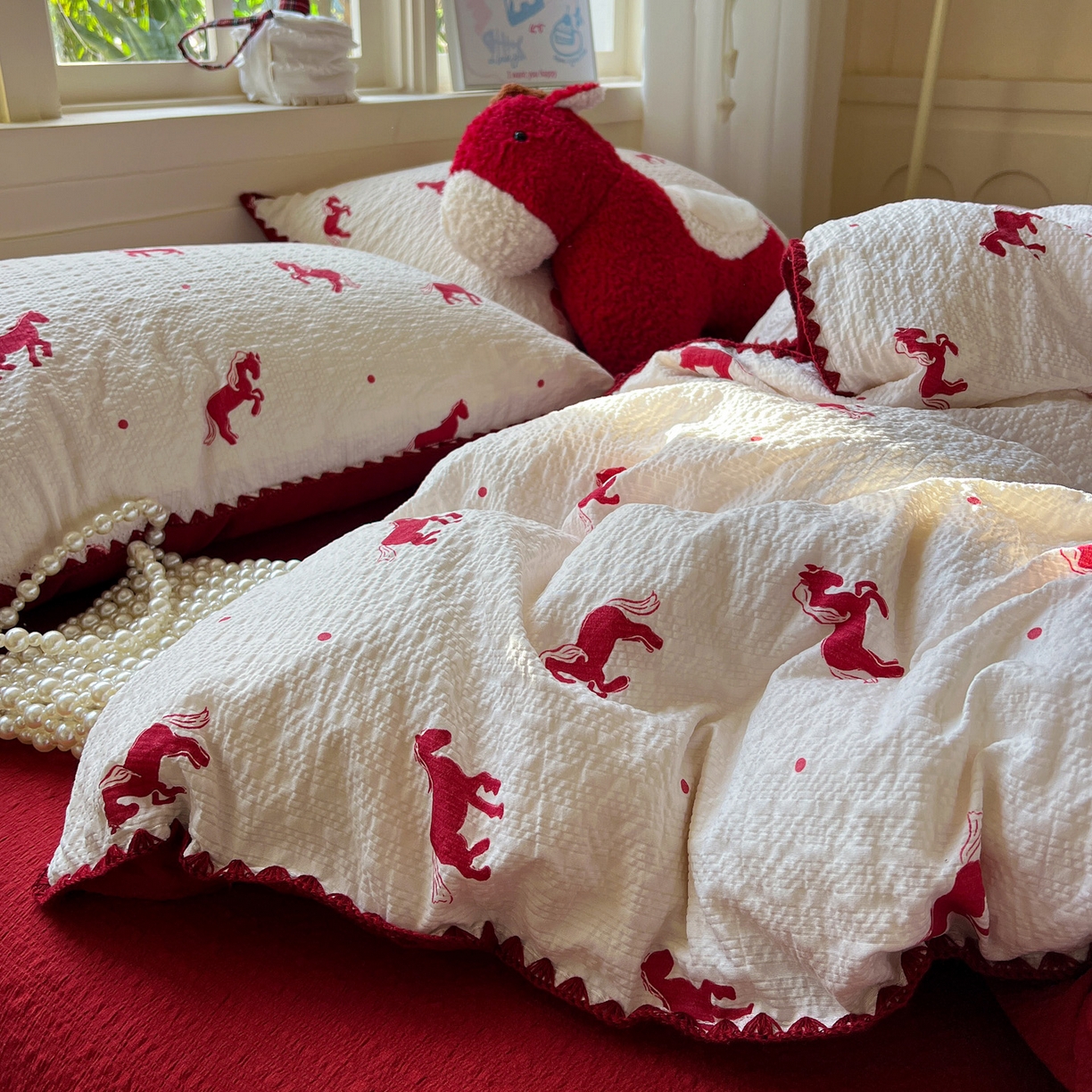 91家纺网 家纺一手货源 找家纺 水墨江南 2026新款贝壳边泡芙纱时尚印花四件套 吉祥小马