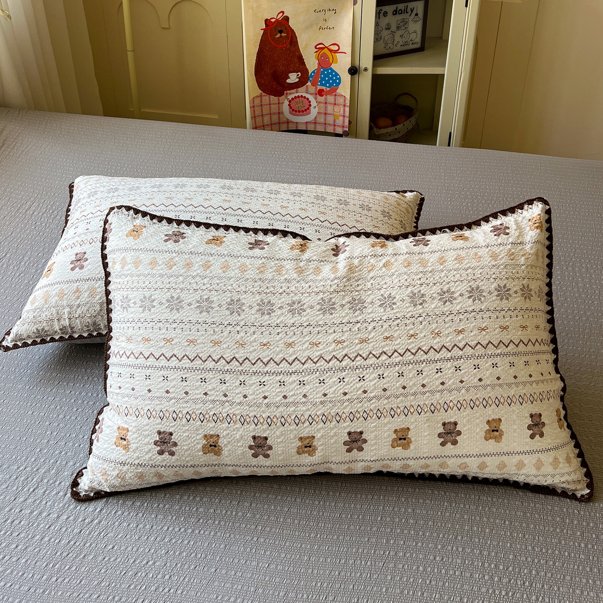 91家纺网 家纺一手货源 找家纺 水墨江南 2026新款贝壳边泡芙纱时尚印花四件套 咖啡小熊