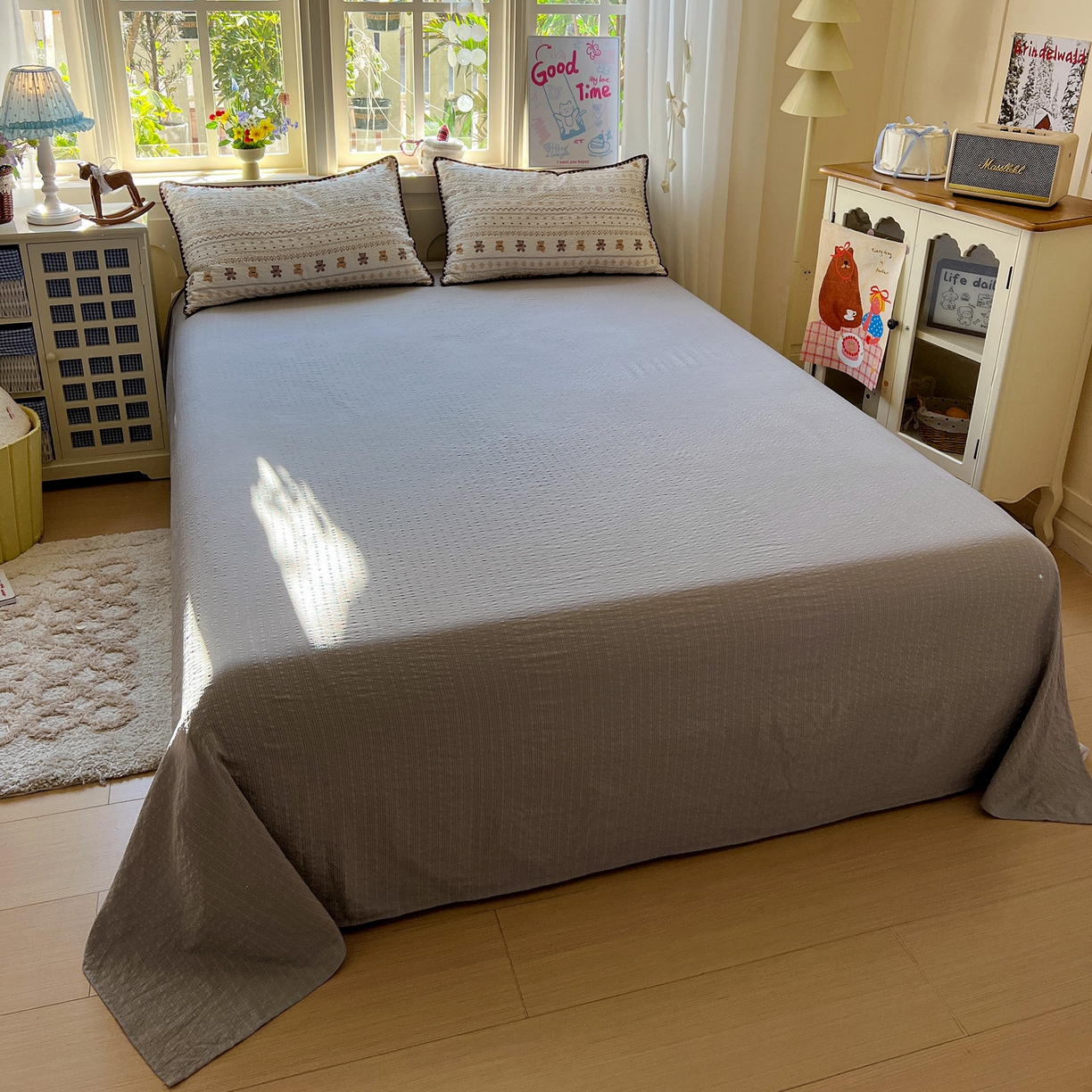 91家纺网 家纺一手货源 找家纺 水墨江南 2026新款贝壳边泡芙纱时尚印花四件套 咖啡小熊