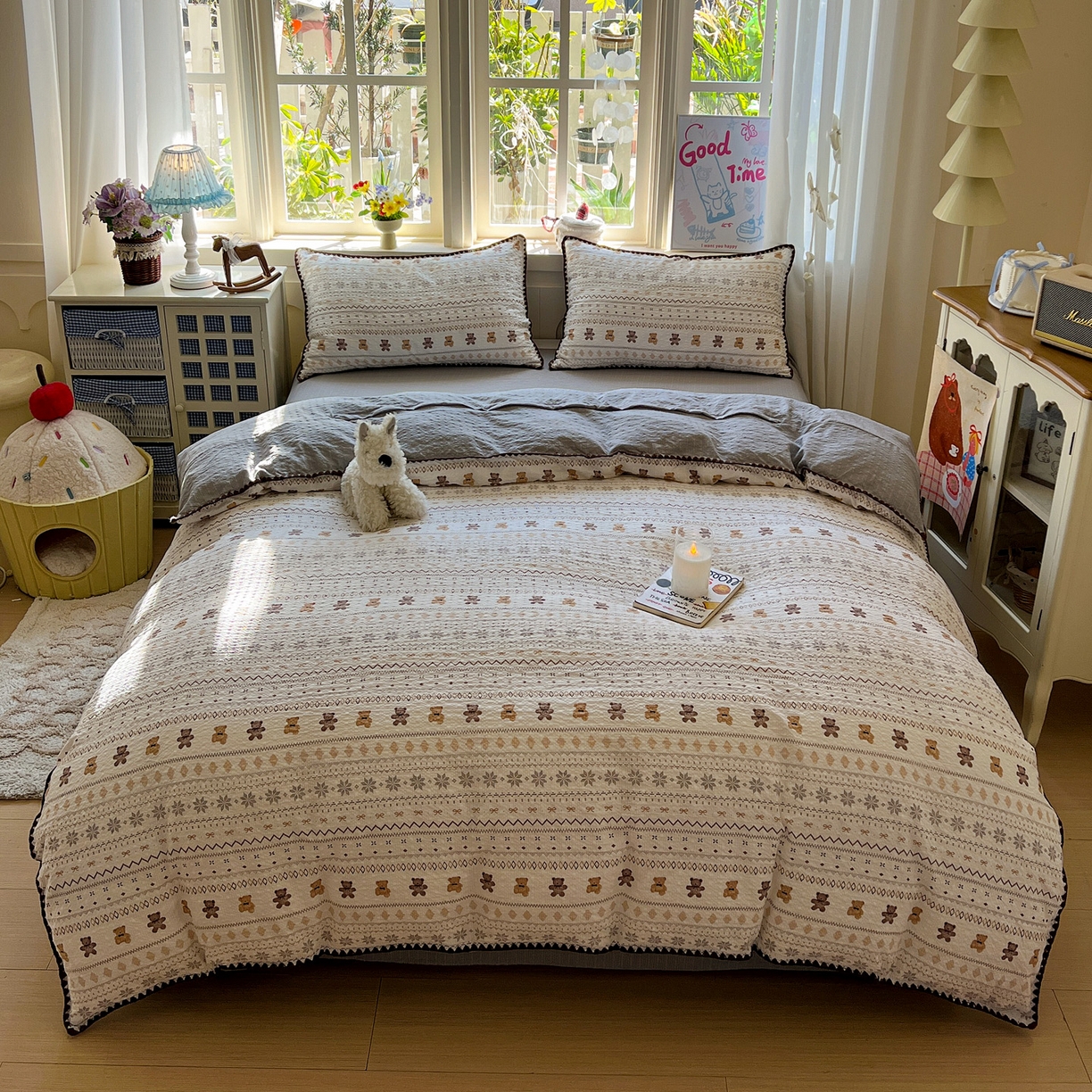 91家纺网 家纺一手货源 找家纺 水墨江南 2026新款贝壳边泡芙纱时尚印花四件套 咖啡小熊