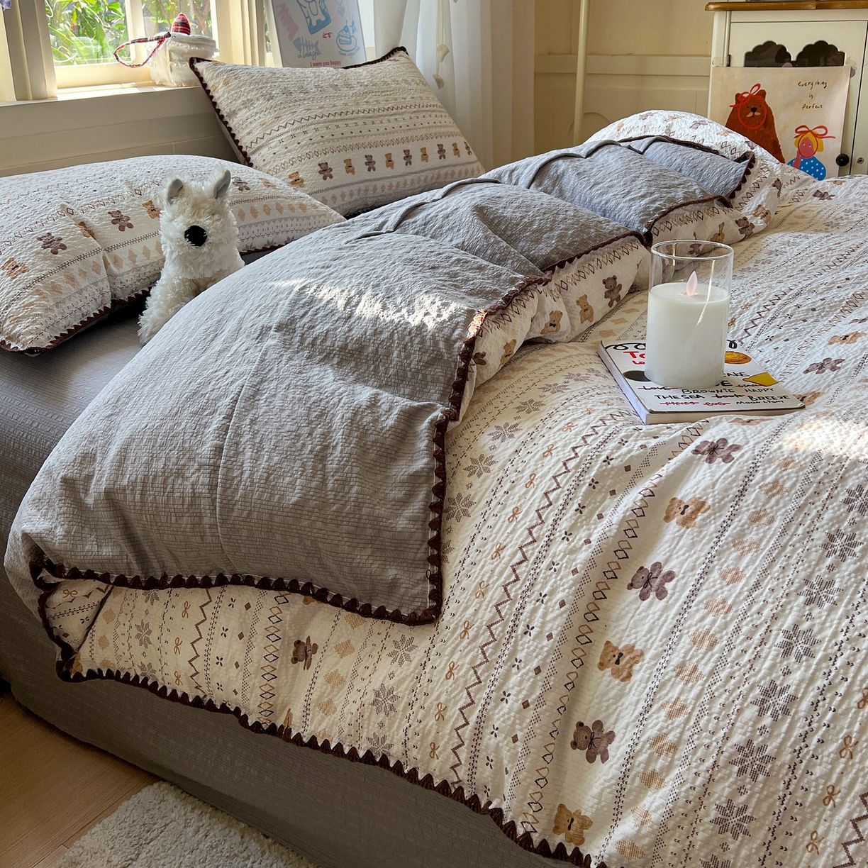 91家纺网 家纺一手货源 找家纺 水墨江南 2026新款贝壳边泡芙纱时尚印花四件套 咖啡小熊