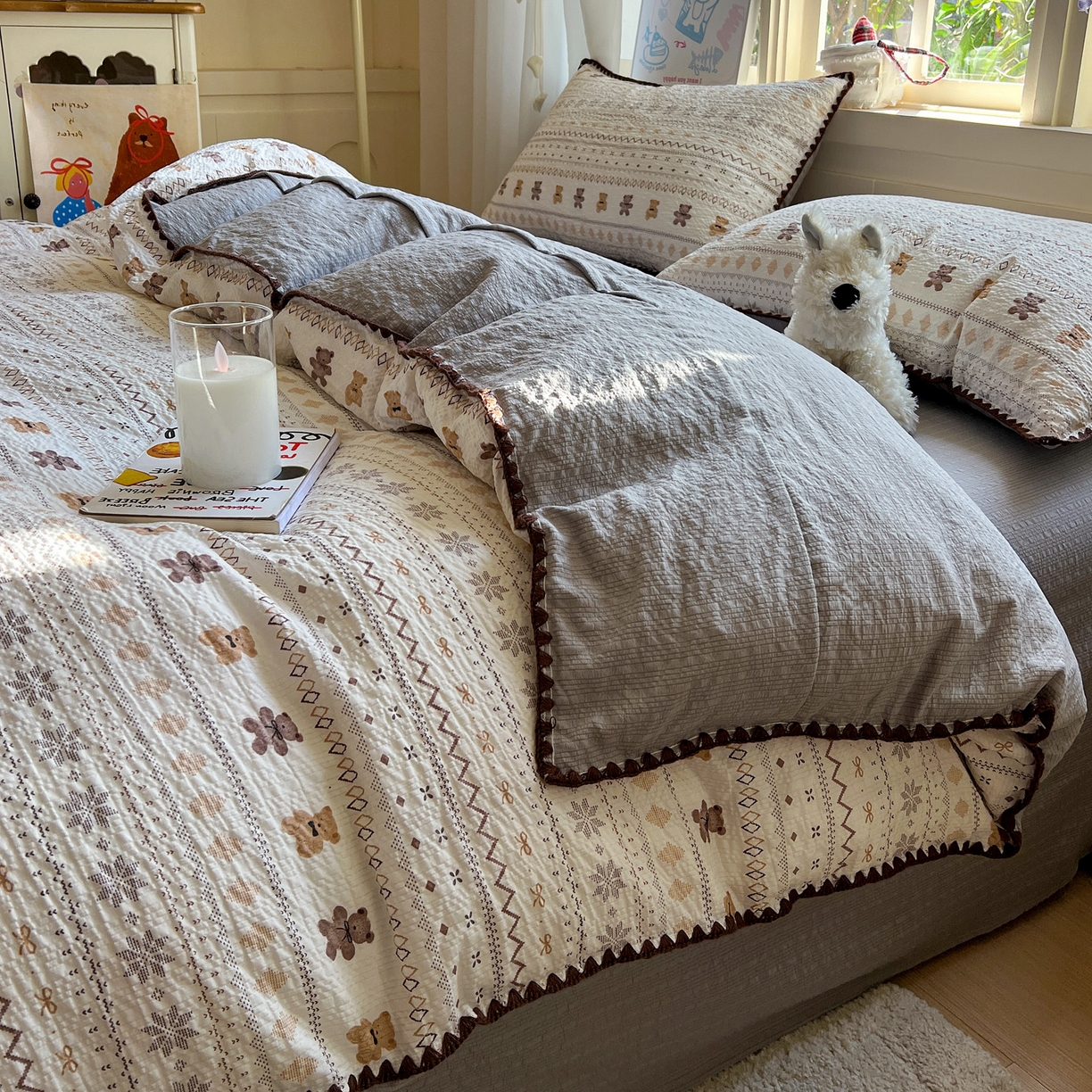 91家纺网 家纺一手货源 找家纺 水墨江南 2026新款贝壳边泡芙纱时尚印花四件套 咖啡小熊