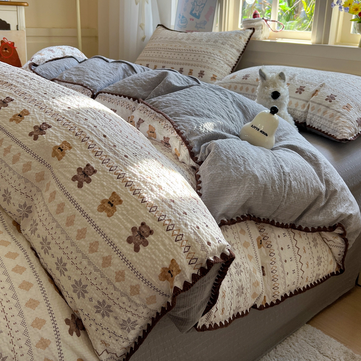 91家纺网 家纺一手货源 找家纺 水墨江南 2026新款贝壳边泡芙纱时尚印花四件套 咖啡小熊