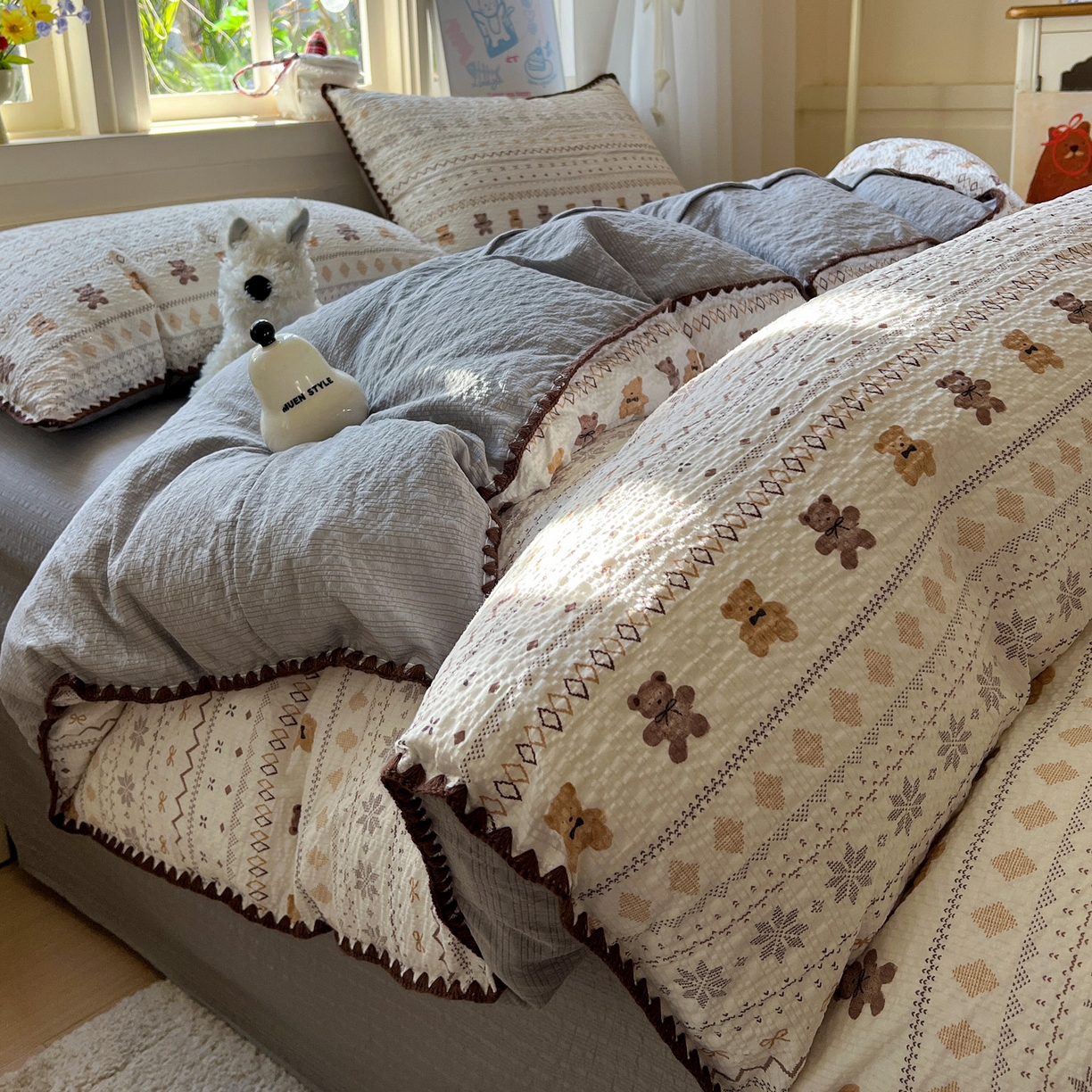 91家纺网 家纺一手货源 找家纺 水墨江南 2026新款贝壳边泡芙纱时尚印花四件套 咖啡小熊