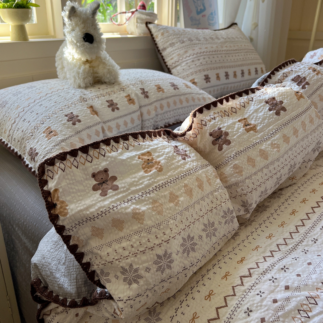 91家纺网 家纺一手货源 找家纺 水墨江南 2026新款贝壳边泡芙纱时尚印花四件套 咖啡小熊