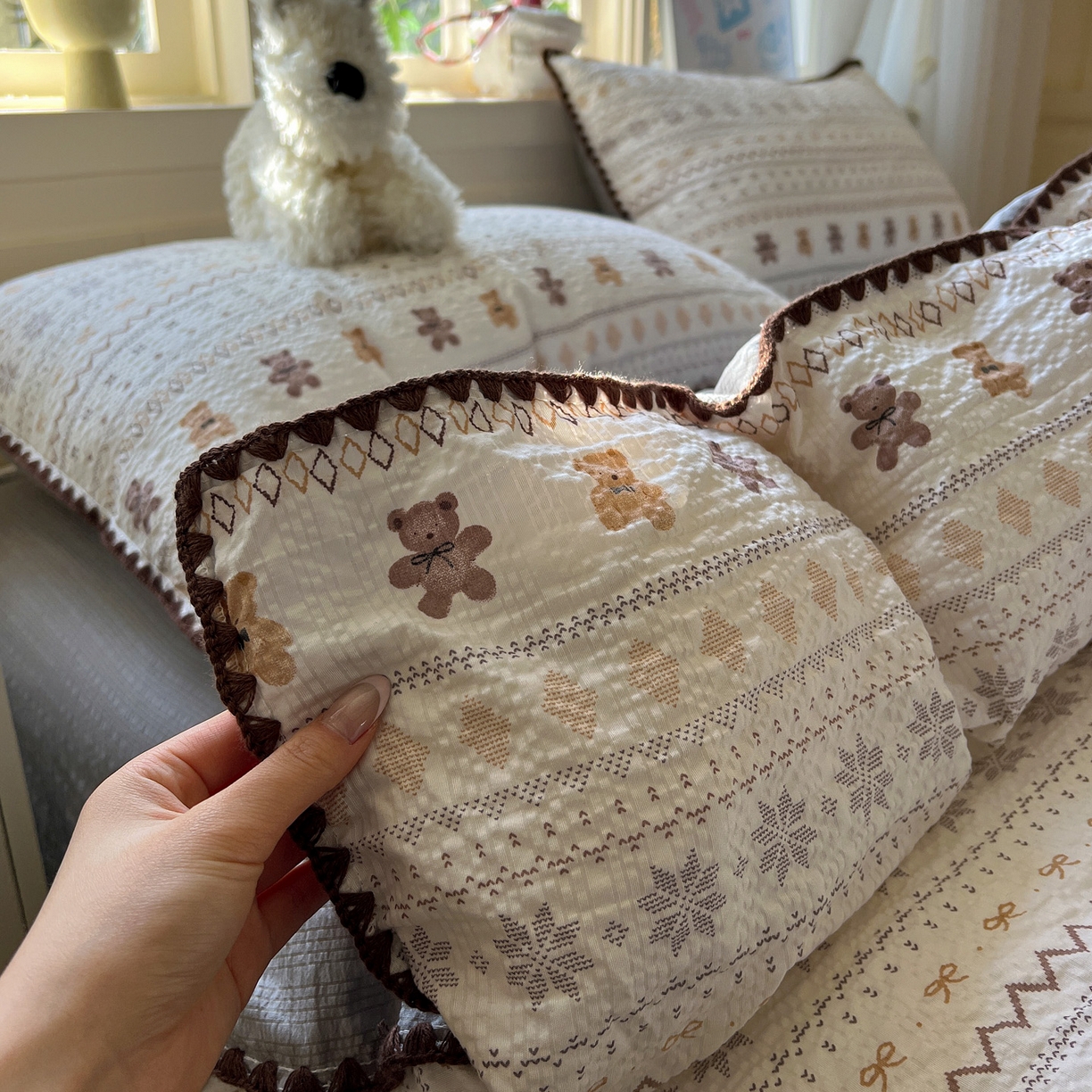 91家纺网 家纺一手货源 找家纺 水墨江南 2026新款贝壳边泡芙纱时尚印花四件套 咖啡小熊