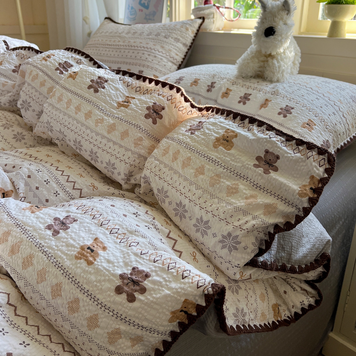 91家纺网 家纺一手货源 找家纺 水墨江南 2026新款贝壳边泡芙纱时尚印花四件套 咖啡小熊