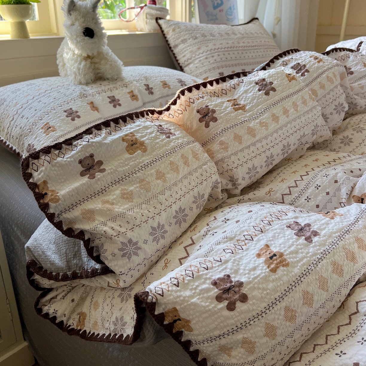 91家纺网 家纺一手货源 找家纺 水墨江南 2026新款贝壳边泡芙纱时尚印花四件套 咖啡小熊