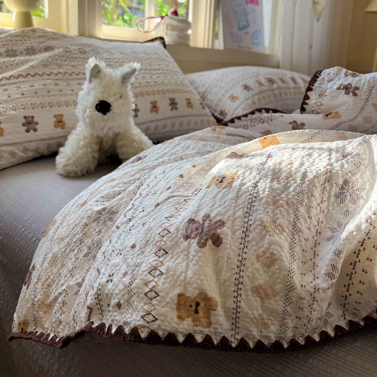 91家纺网 家纺一手货源 找家纺 水墨江南 2026新款贝壳边泡芙纱时尚印花四件套 咖啡小熊