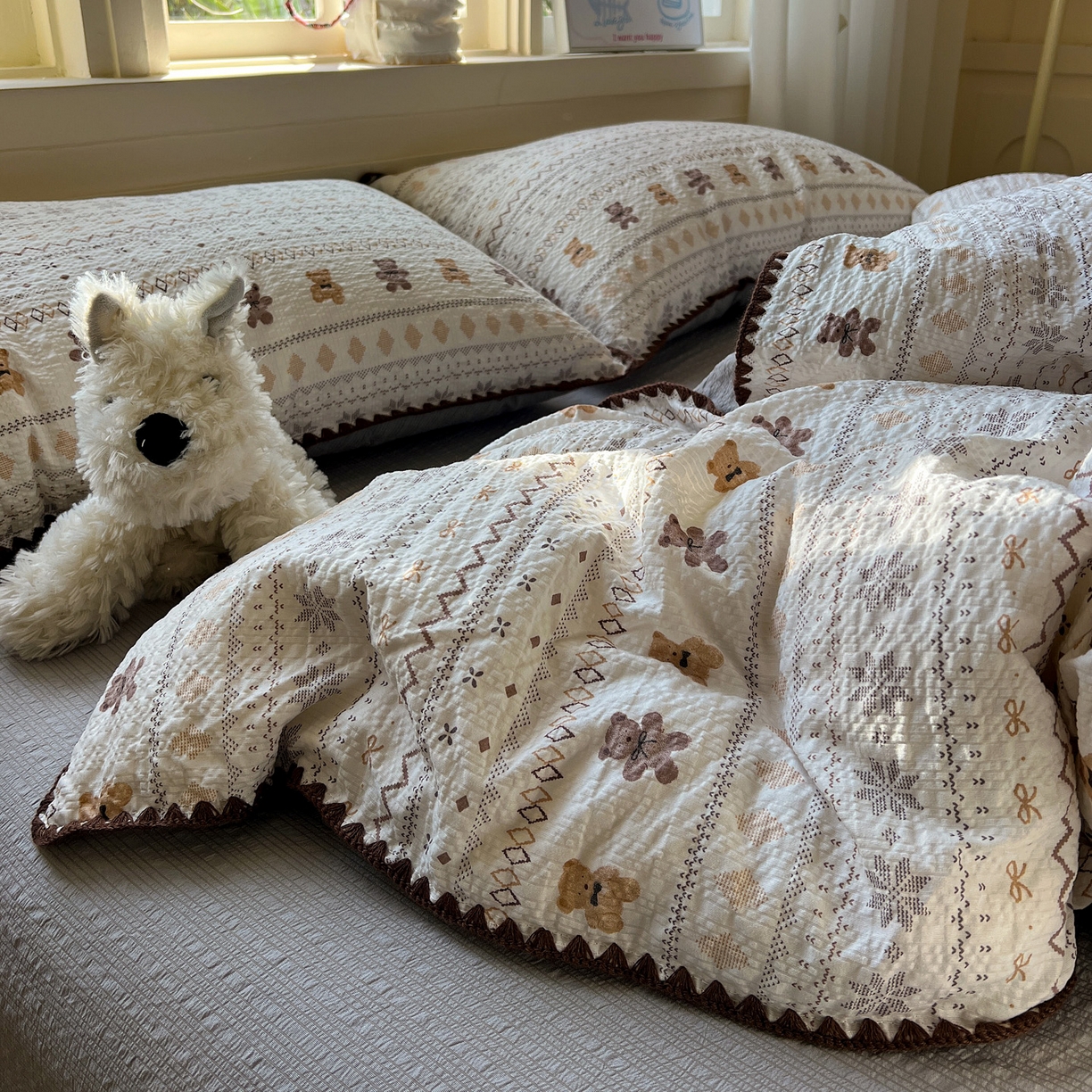 91家纺网 家纺一手货源 找家纺 水墨江南 2026新款贝壳边泡芙纱时尚印花四件套 咖啡小熊