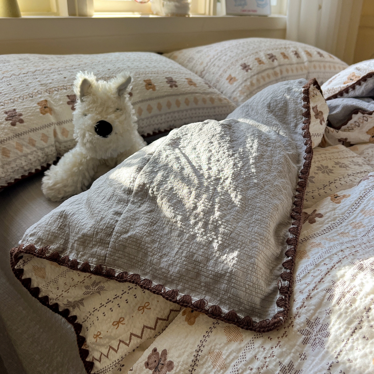 91家纺网 家纺一手货源 找家纺 水墨江南 2026新款贝壳边泡芙纱时尚印花四件套 咖啡小熊