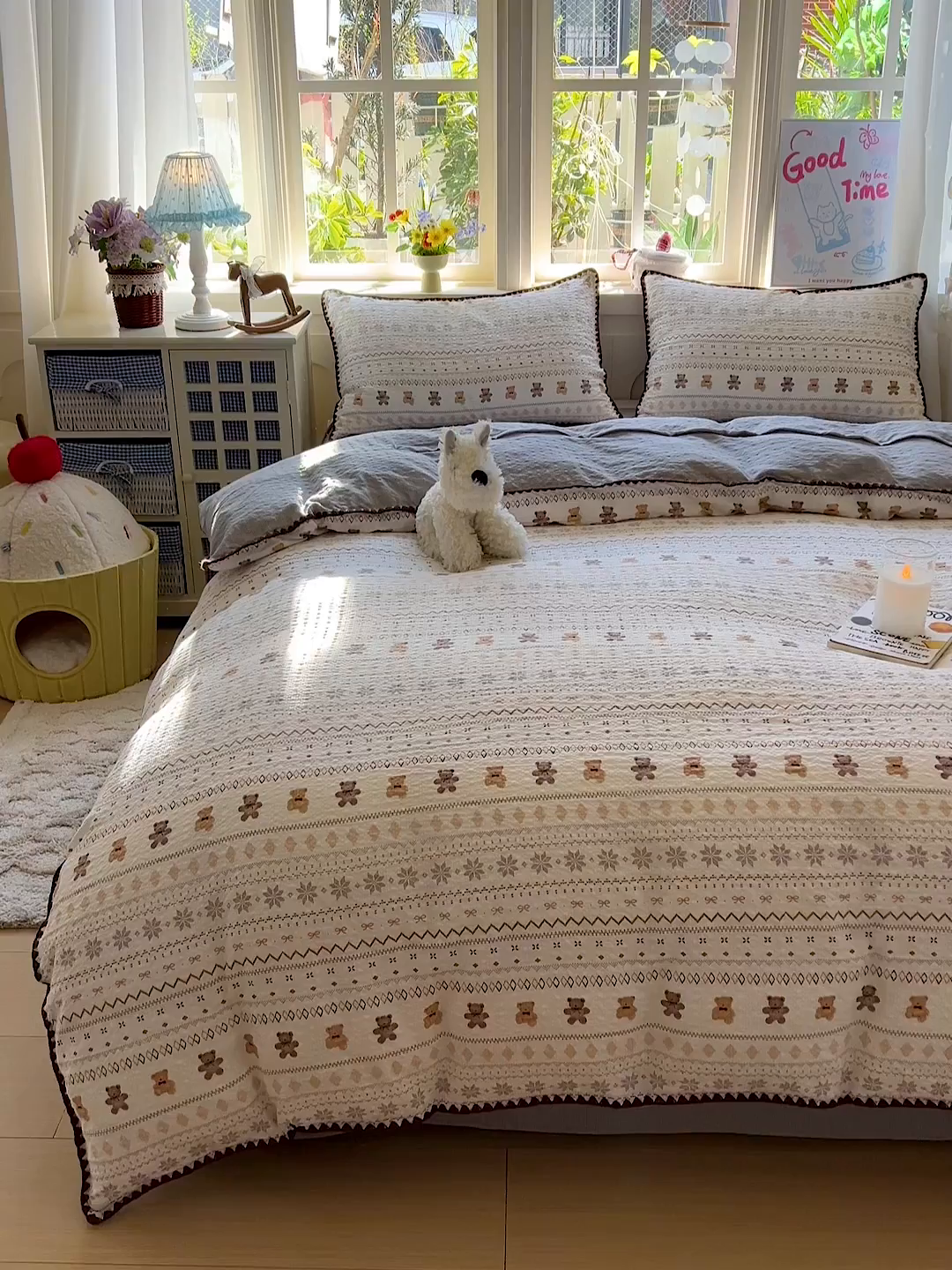 91家纺网 家纺一手货源 找家纺 水墨江南 2026新款贝壳边泡芙纱时尚印花四件套 咖啡小熊