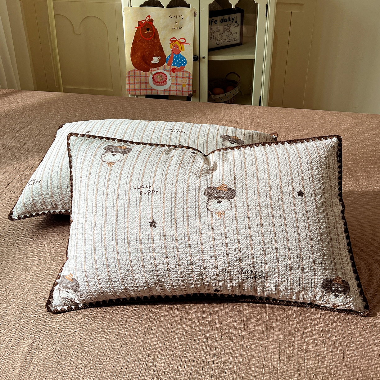 91家纺网 家纺一手货源 找家纺 水墨江南 2026新款贝壳边泡芙纱时尚印花四件套 咖色条纹狗