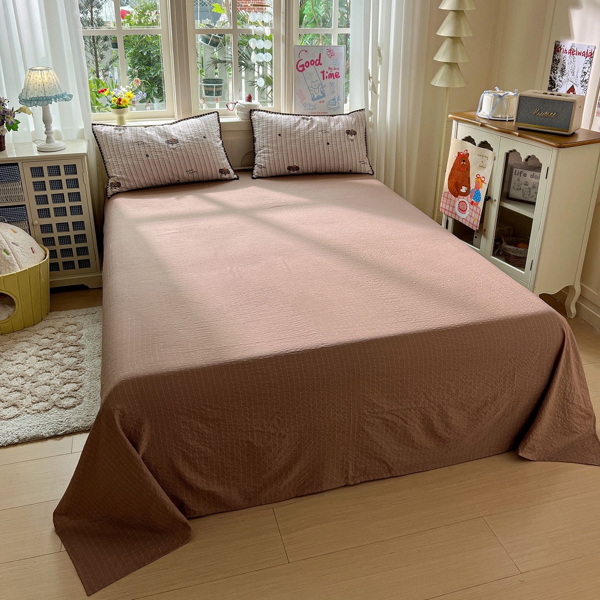 91家纺网 家纺一手货源 找家纺 水墨江南 2026新款贝壳边泡芙纱时尚印花四件套 咖色条纹狗