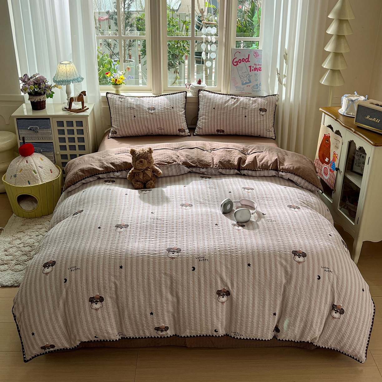 91家纺网 家纺一手货源 找家纺 水墨江南 2026新款贝壳边泡芙纱时尚印花四件套 咖色条纹狗