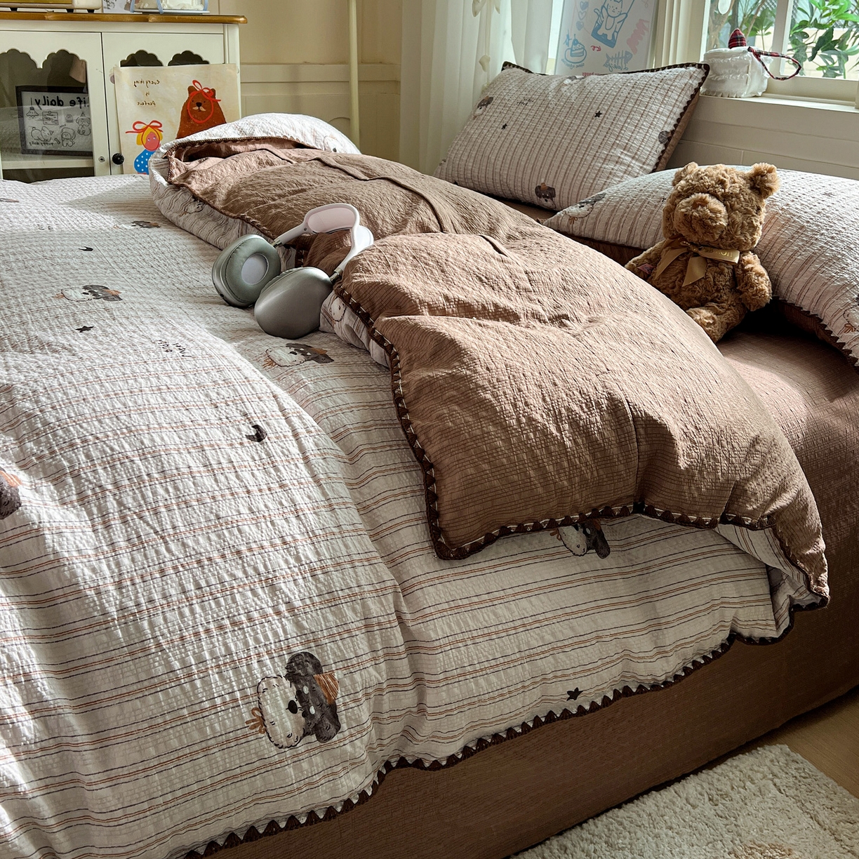 91家纺网 家纺一手货源 找家纺 水墨江南 2026新款贝壳边泡芙纱时尚印花四件套 咖色条纹狗