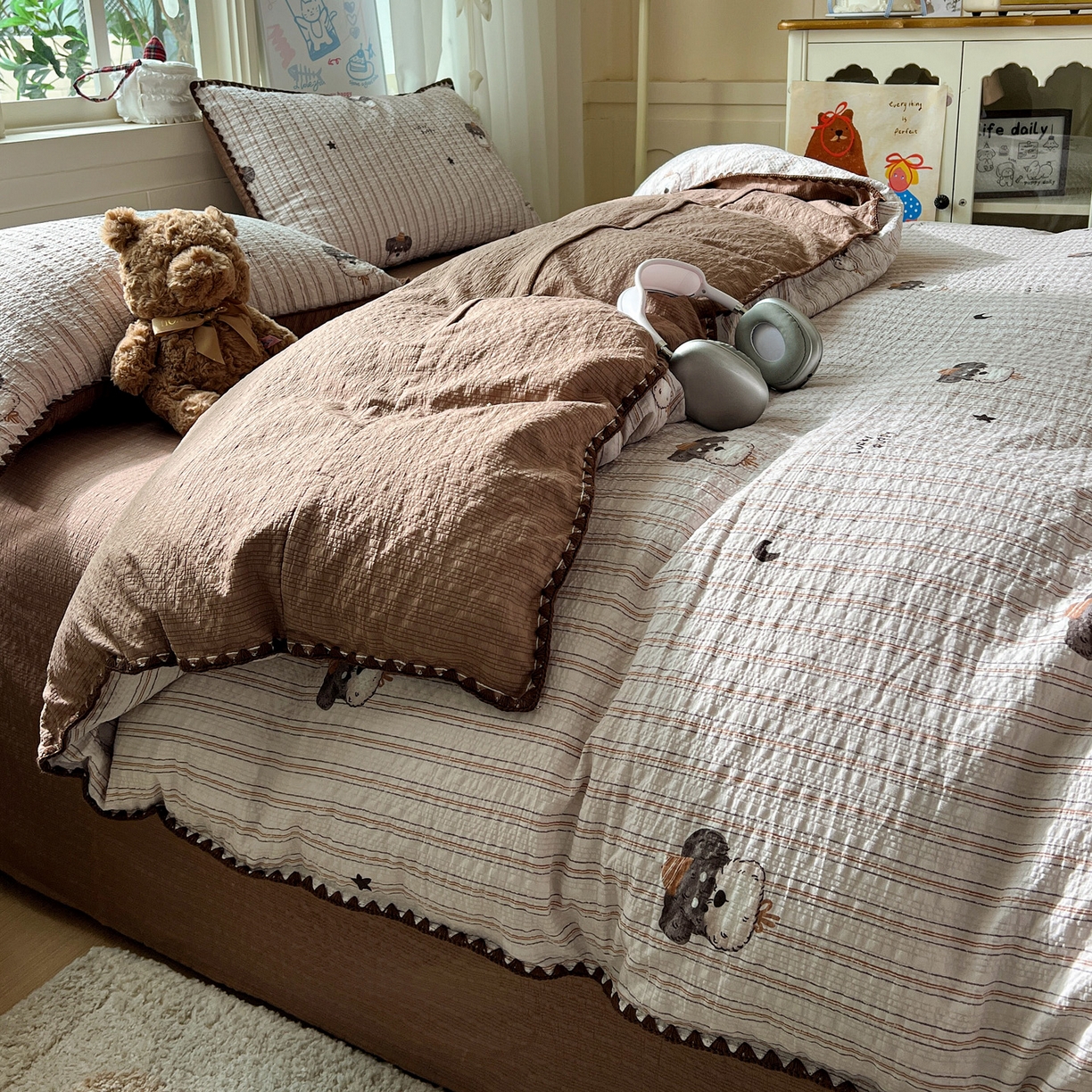 91家纺网 家纺一手货源 找家纺 水墨江南 2026新款贝壳边泡芙纱时尚印花四件套 咖色条纹狗