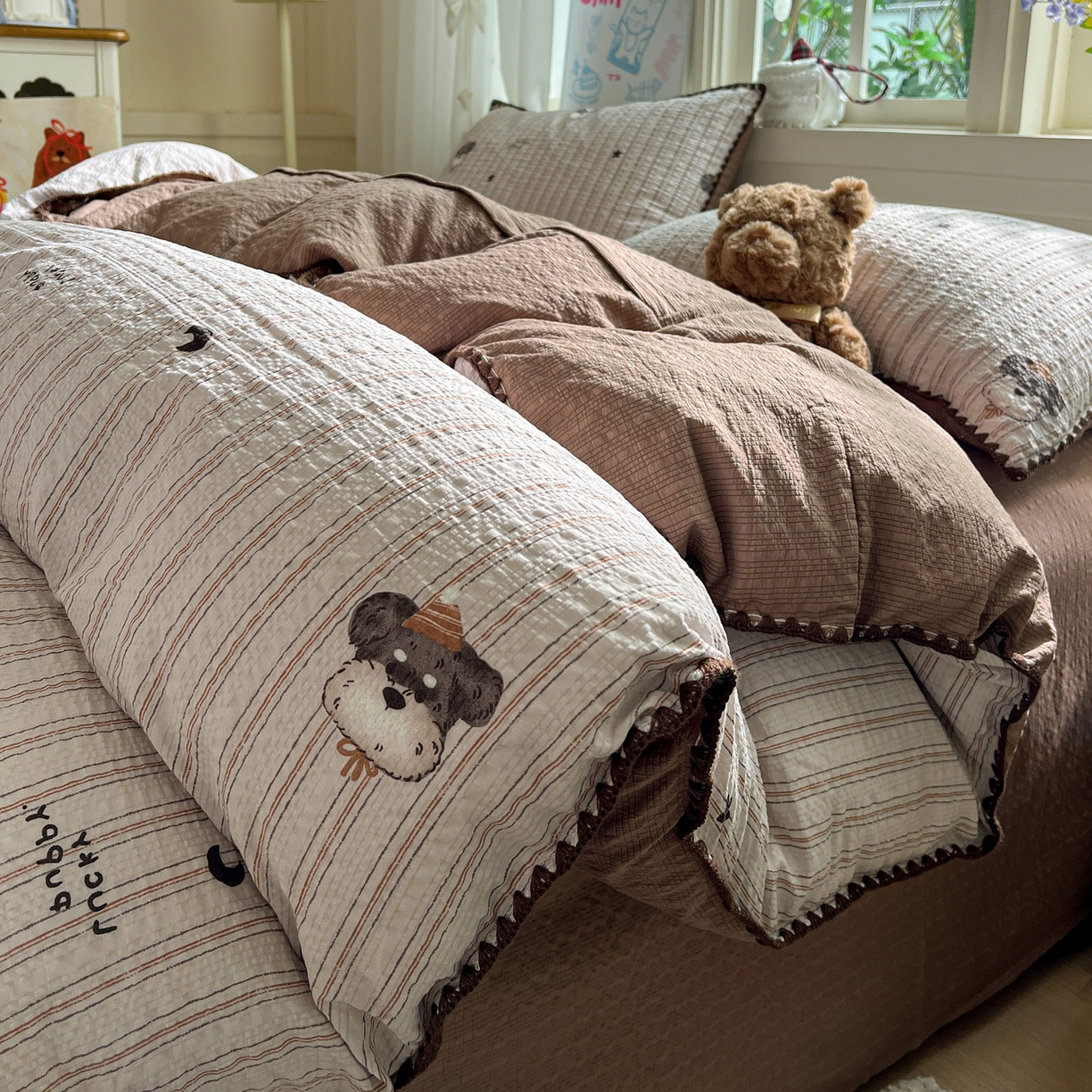 91家纺网 家纺一手货源 找家纺 水墨江南 2026新款贝壳边泡芙纱时尚印花四件套 咖色条纹狗