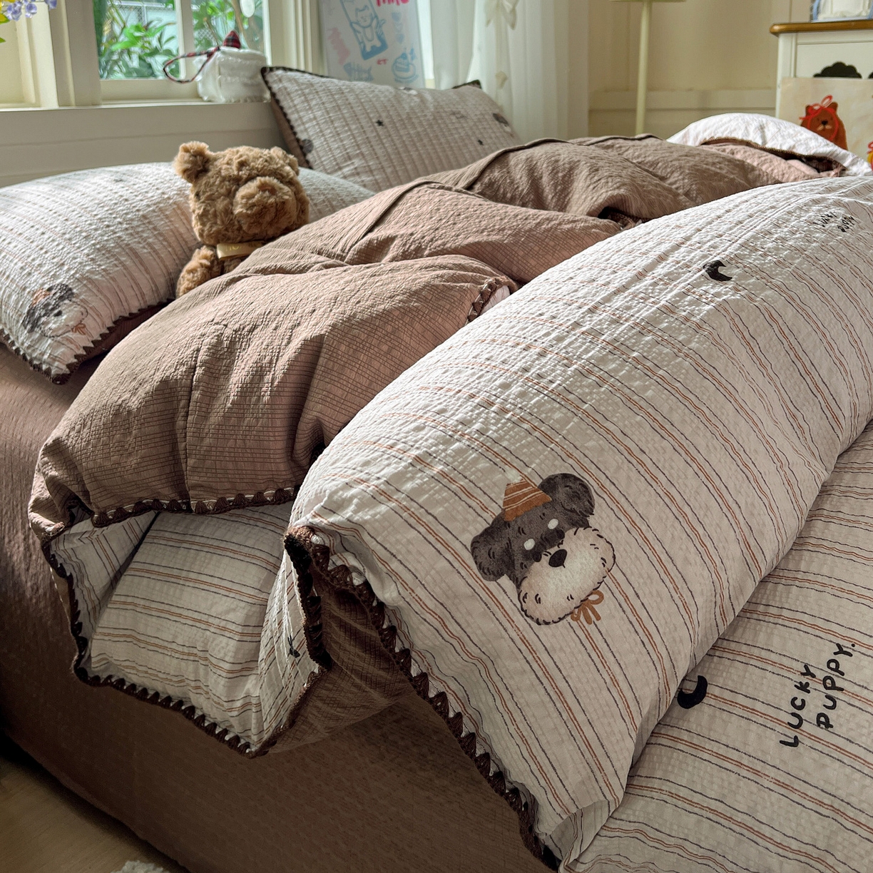 91家纺网 家纺一手货源 找家纺 水墨江南 2026新款贝壳边泡芙纱时尚印花四件套 咖色条纹狗