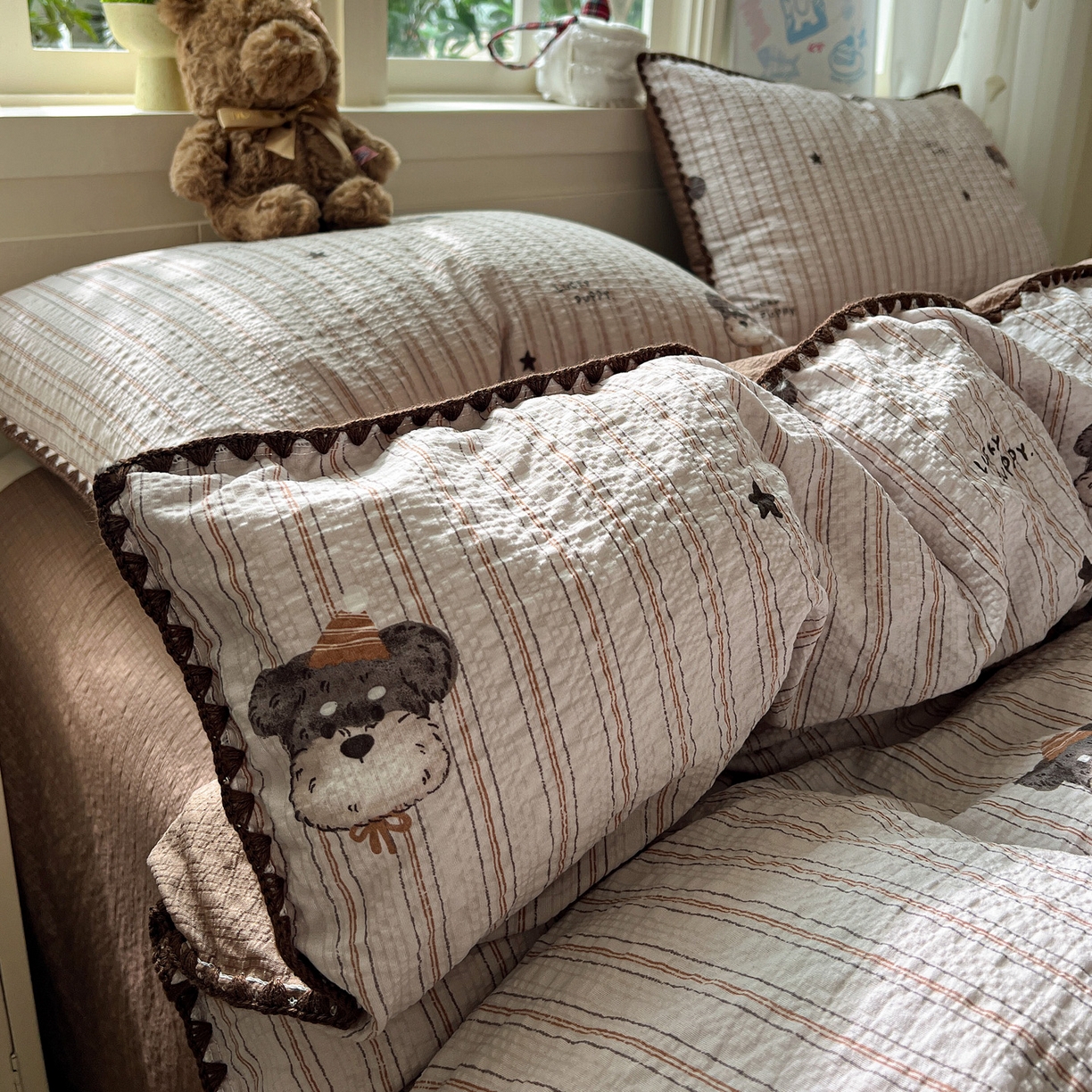 91家纺网 家纺一手货源 找家纺 水墨江南 2026新款贝壳边泡芙纱时尚印花四件套 咖色条纹狗