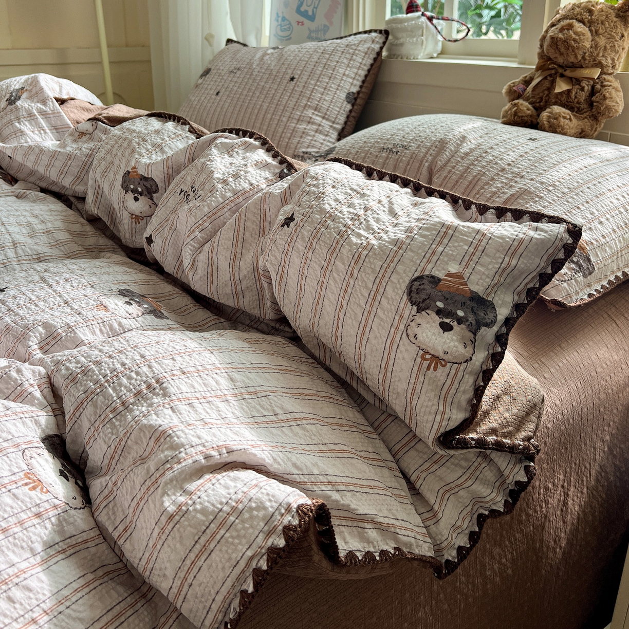 91家纺网 家纺一手货源 找家纺 水墨江南 2026新款贝壳边泡芙纱时尚印花四件套 咖色条纹狗