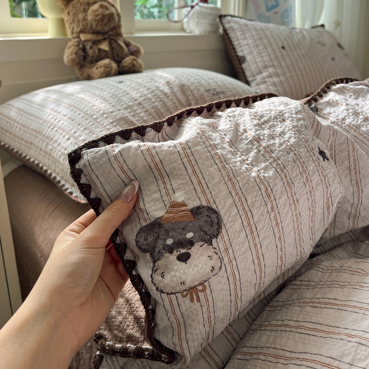 91家纺网 家纺一手货源 找家纺 水墨江南 2026新款贝壳边泡芙纱时尚印花四件套 咖色条纹狗