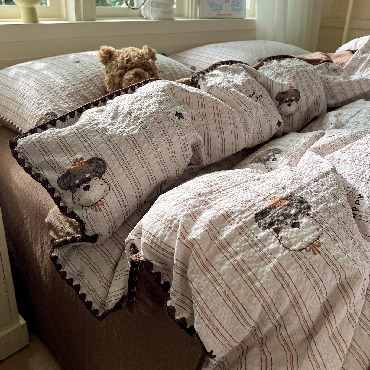 91家纺网 家纺一手货源 找家纺 水墨江南 2026新款贝壳边泡芙纱时尚印花四件套 咖色条纹狗