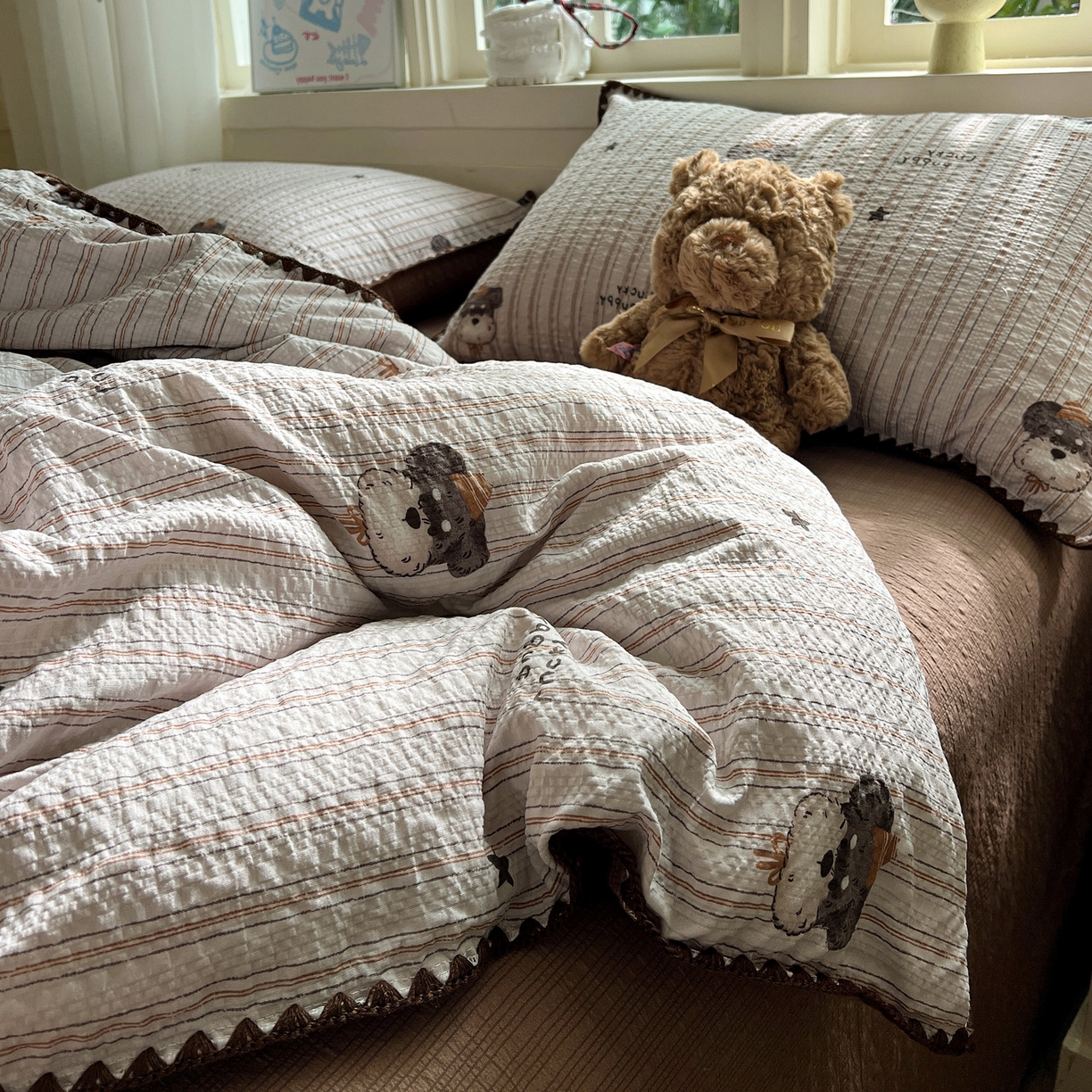 91家纺网 家纺一手货源 找家纺 水墨江南 2026新款贝壳边泡芙纱时尚印花四件套 咖色条纹狗