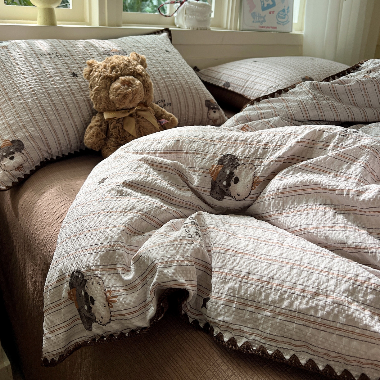 91家纺网 家纺一手货源 找家纺 水墨江南 2026新款贝壳边泡芙纱时尚印花四件套 咖色条纹狗