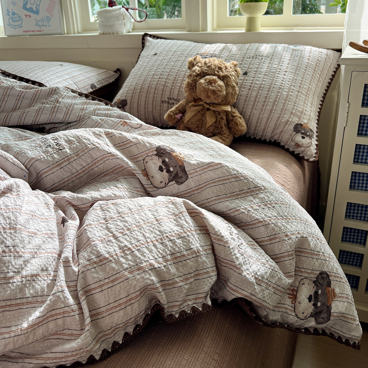 91家纺网 家纺一手货源 找家纺 水墨江南 2026新款贝壳边泡芙纱时尚印花四件套 咖色条纹狗