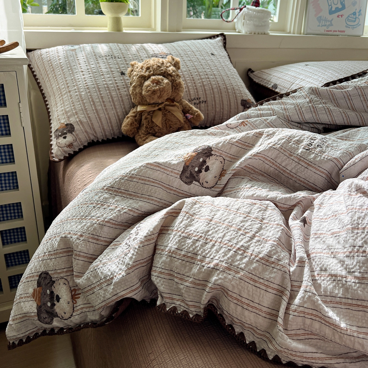 91家纺网 家纺一手货源 找家纺 水墨江南 2026新款贝壳边泡芙纱时尚印花四件套 咖色条纹狗