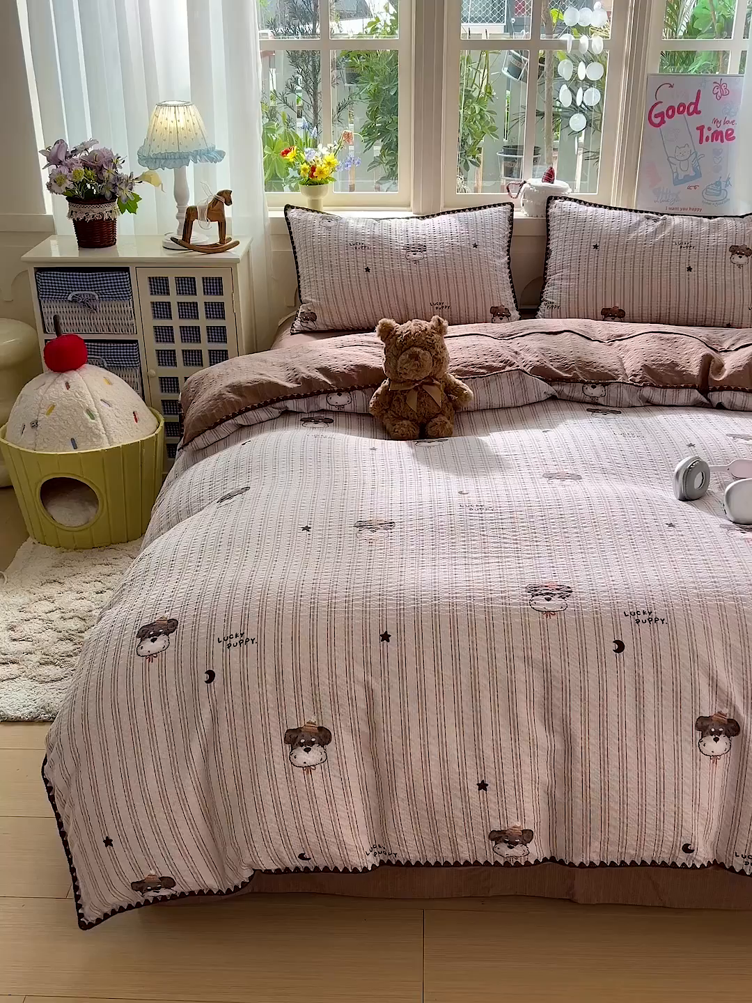 91家纺网 家纺一手货源 找家纺 水墨江南 2026新款贝壳边泡芙纱时尚印花四件套 咖色条纹狗