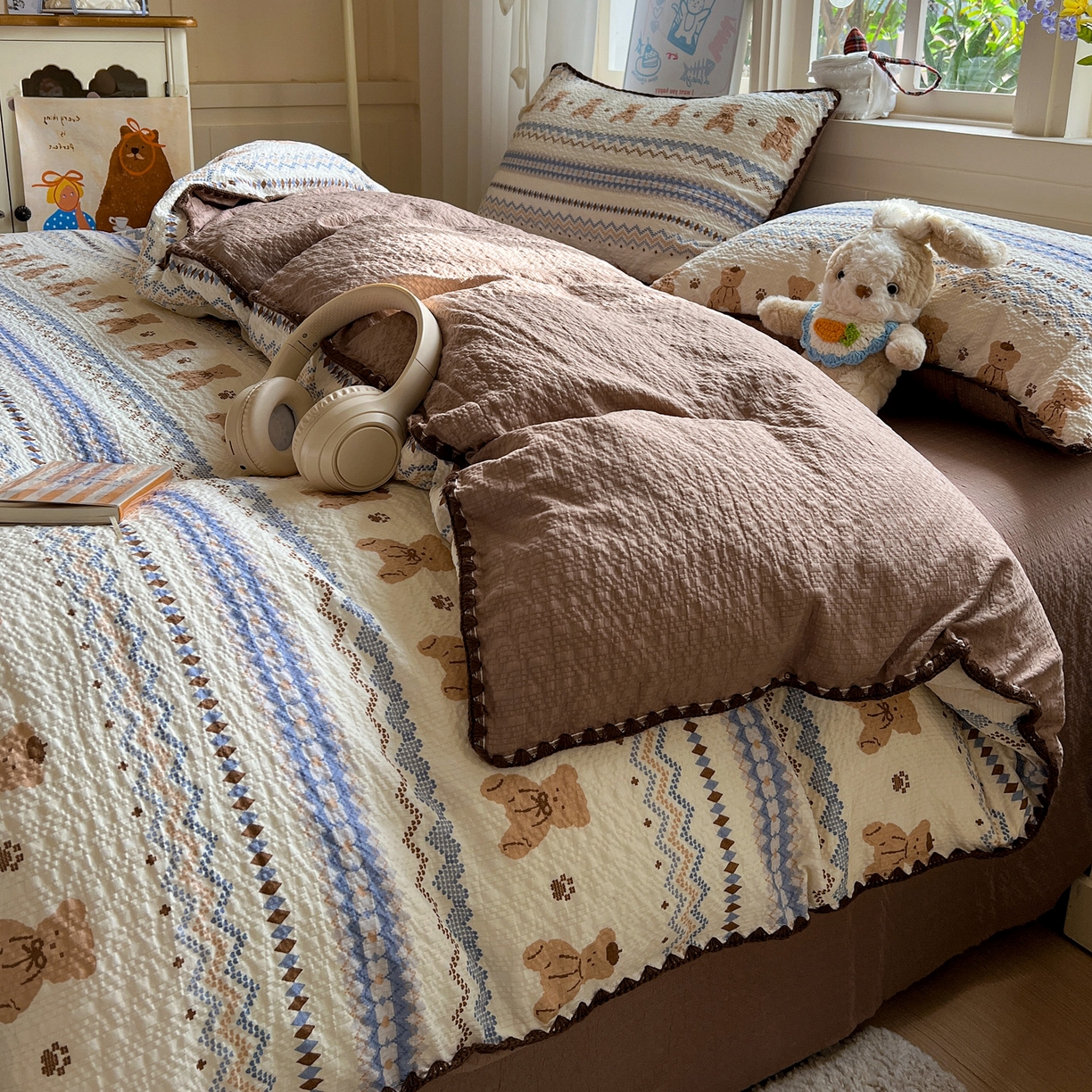 91家纺网 家纺一手货源 找家纺 水墨江南 2026新款贝壳边泡芙纱时尚印花四件套 熊多多