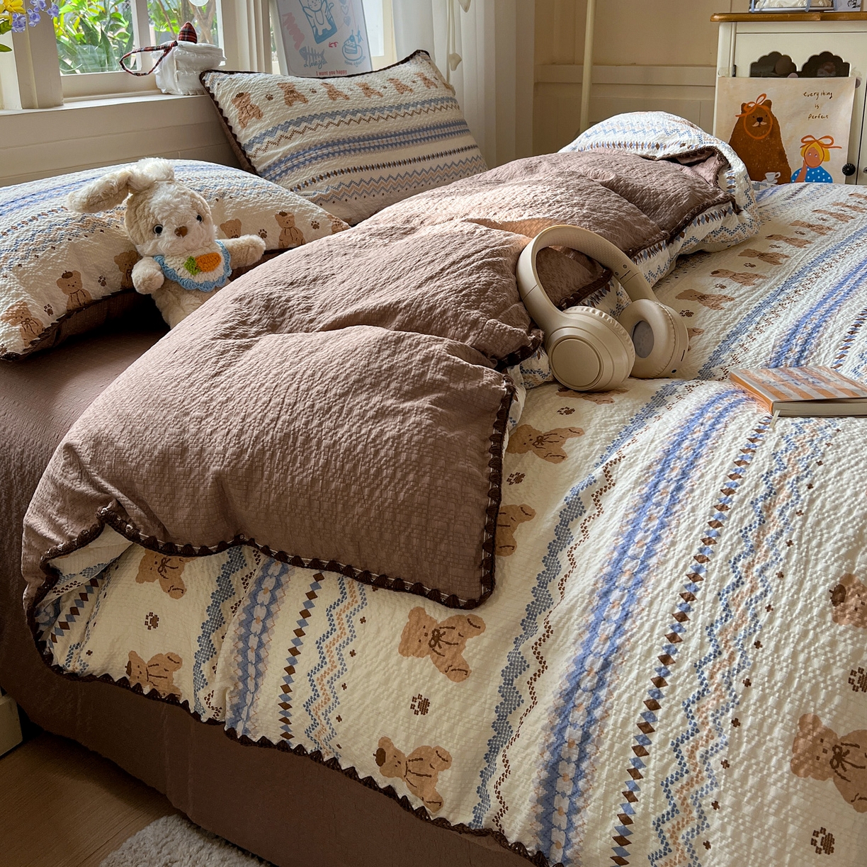 91家纺网 家纺一手货源 找家纺 水墨江南 2026新款贝壳边泡芙纱时尚印花四件套 熊多多