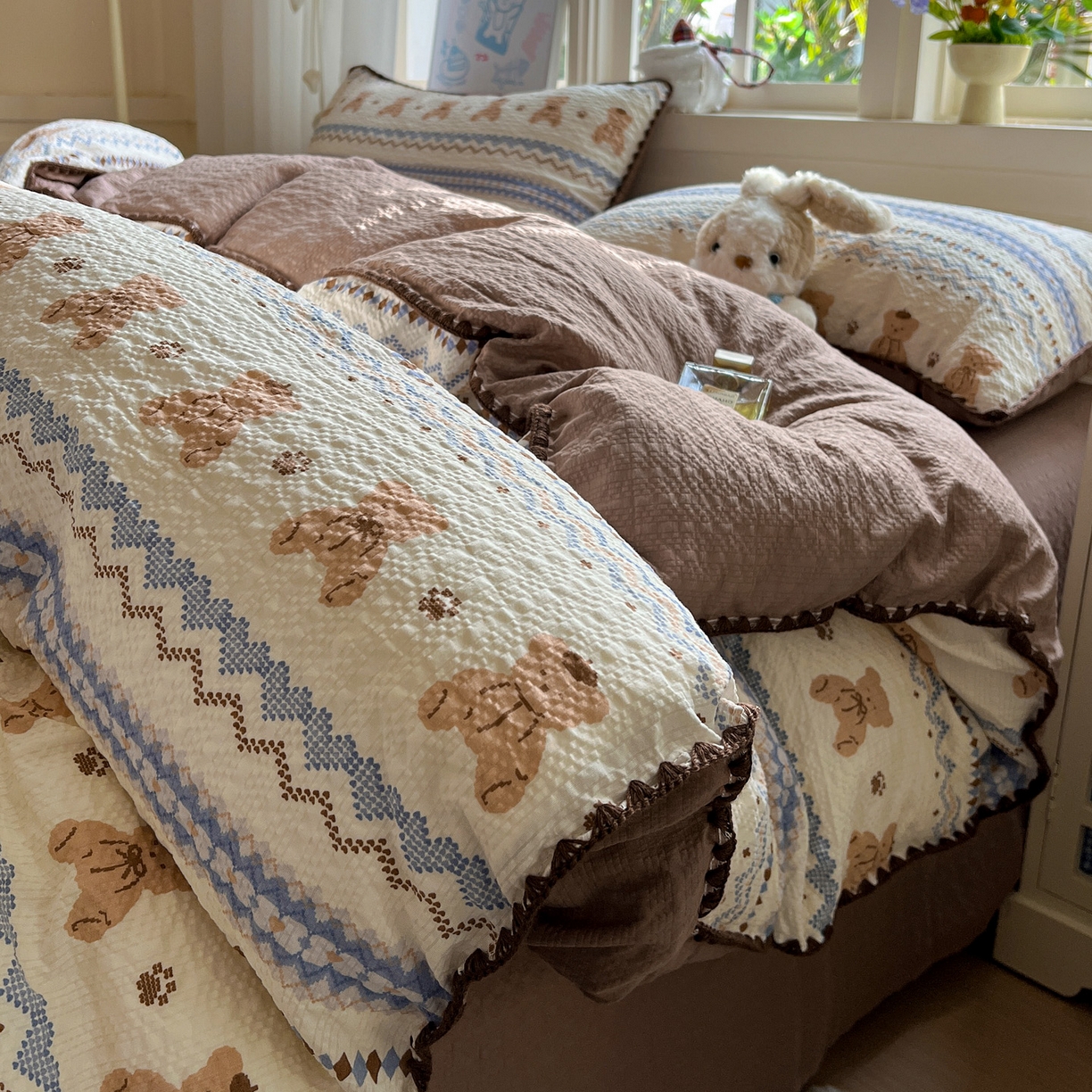 91家纺网 家纺一手货源 找家纺 水墨江南 2026新款贝壳边泡芙纱时尚印花四件套 熊多多