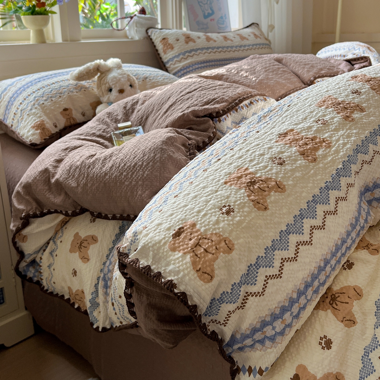 91家纺网 家纺一手货源 找家纺 水墨江南 2026新款贝壳边泡芙纱时尚印花四件套 熊多多