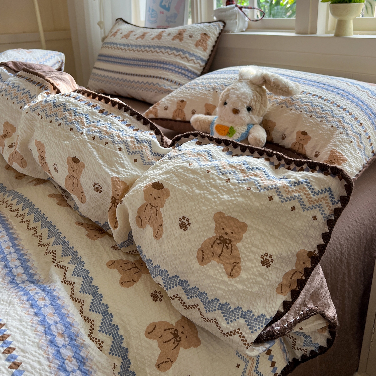 91家纺网 家纺一手货源 找家纺 水墨江南 2026新款贝壳边泡芙纱时尚印花四件套 熊多多