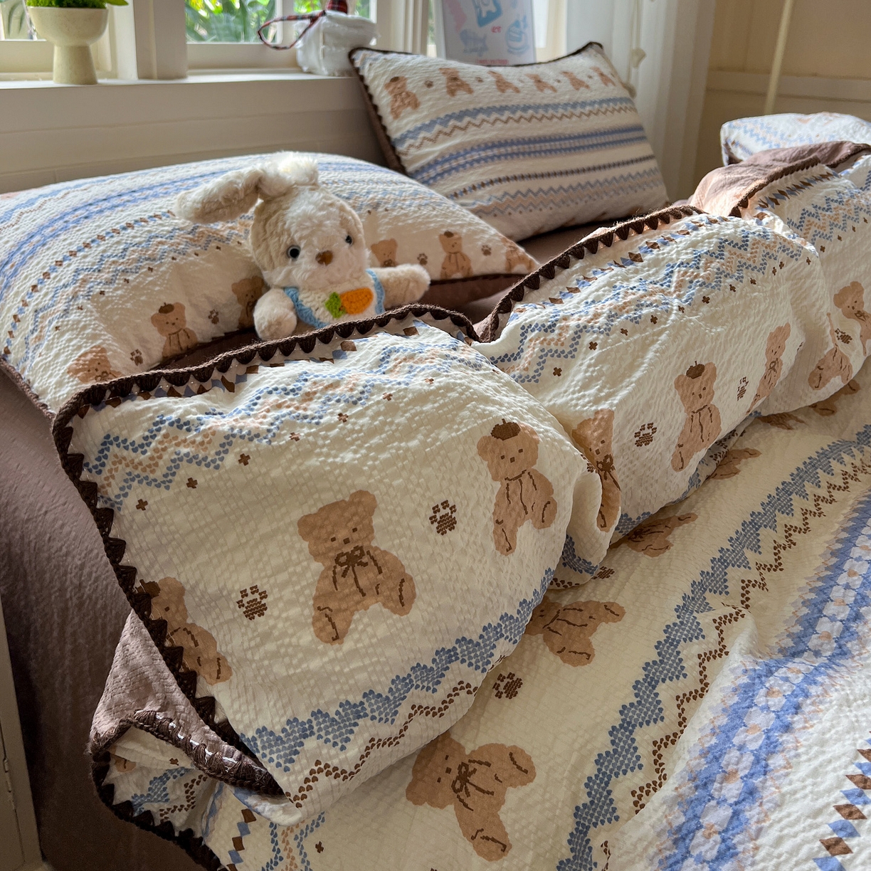 91家纺网 家纺一手货源 找家纺 水墨江南 2026新款贝壳边泡芙纱时尚印花四件套 熊多多