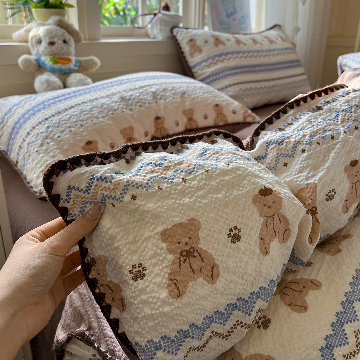 91家纺网 家纺一手货源 找家纺 水墨江南 2026新款贝壳边泡芙纱时尚印花四件套 熊多多