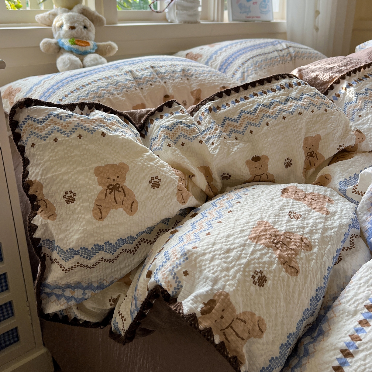 91家纺网 家纺一手货源 找家纺 水墨江南 2026新款贝壳边泡芙纱时尚印花四件套 熊多多