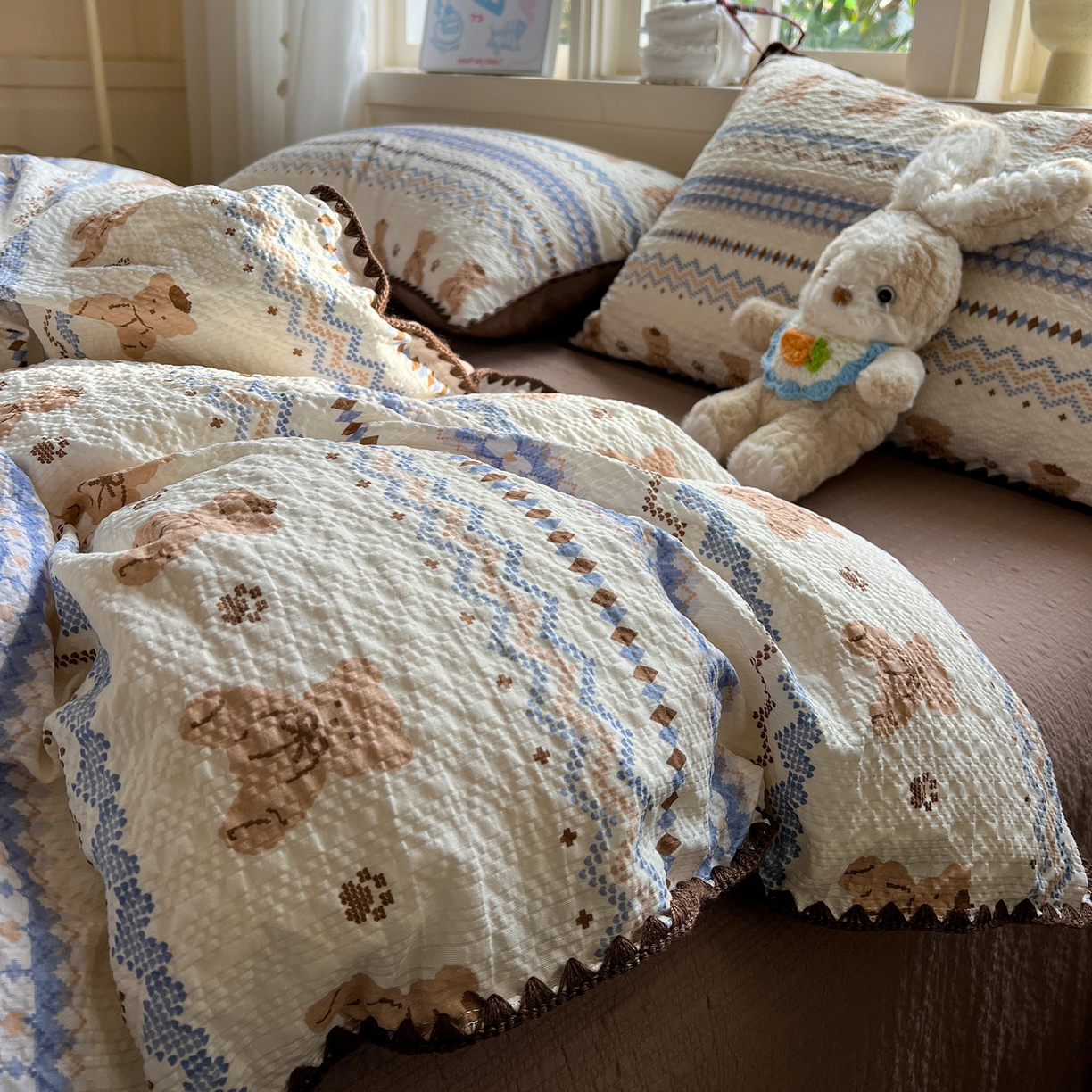 91家纺网 家纺一手货源 找家纺 水墨江南 2026新款贝壳边泡芙纱时尚印花四件套 熊多多