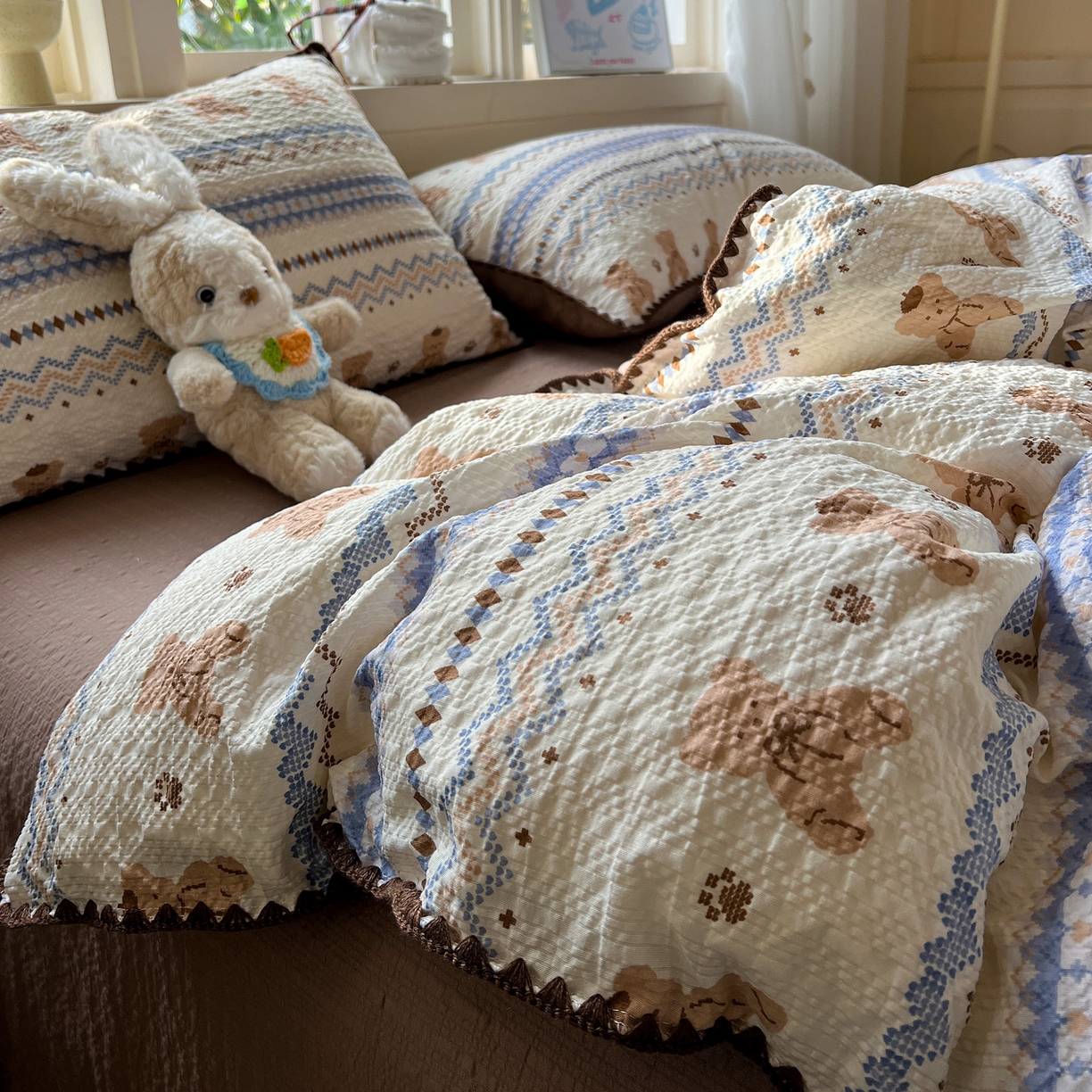 91家纺网 家纺一手货源 找家纺 水墨江南 2026新款贝壳边泡芙纱时尚印花四件套 熊多多