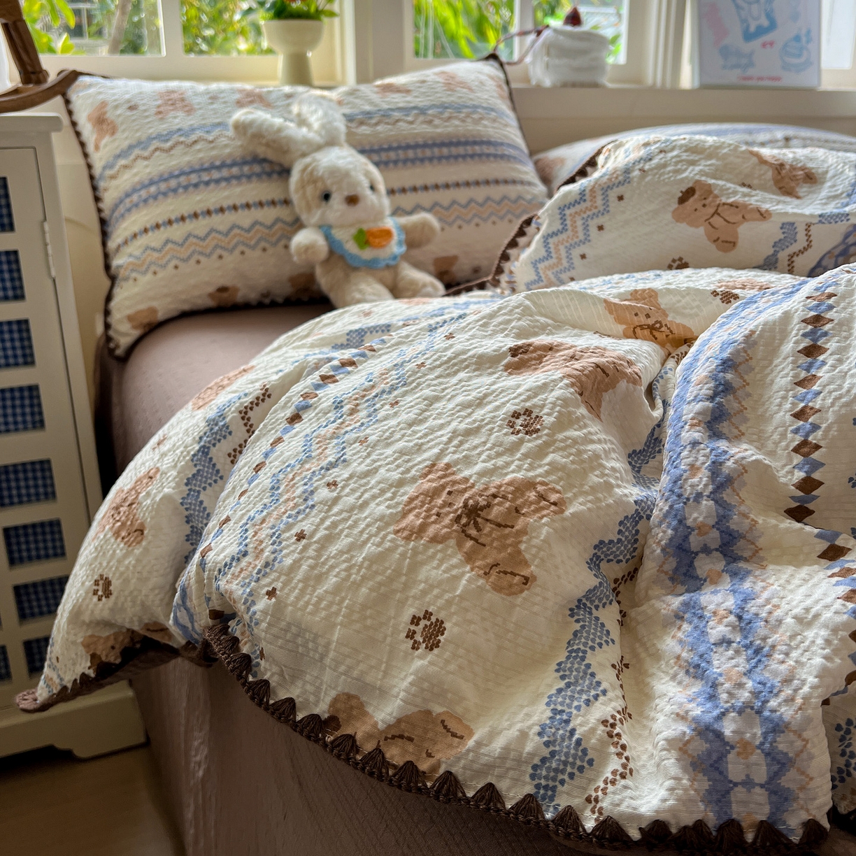 91家纺网 家纺一手货源 找家纺 水墨江南 2026新款贝壳边泡芙纱时尚印花四件套 熊多多