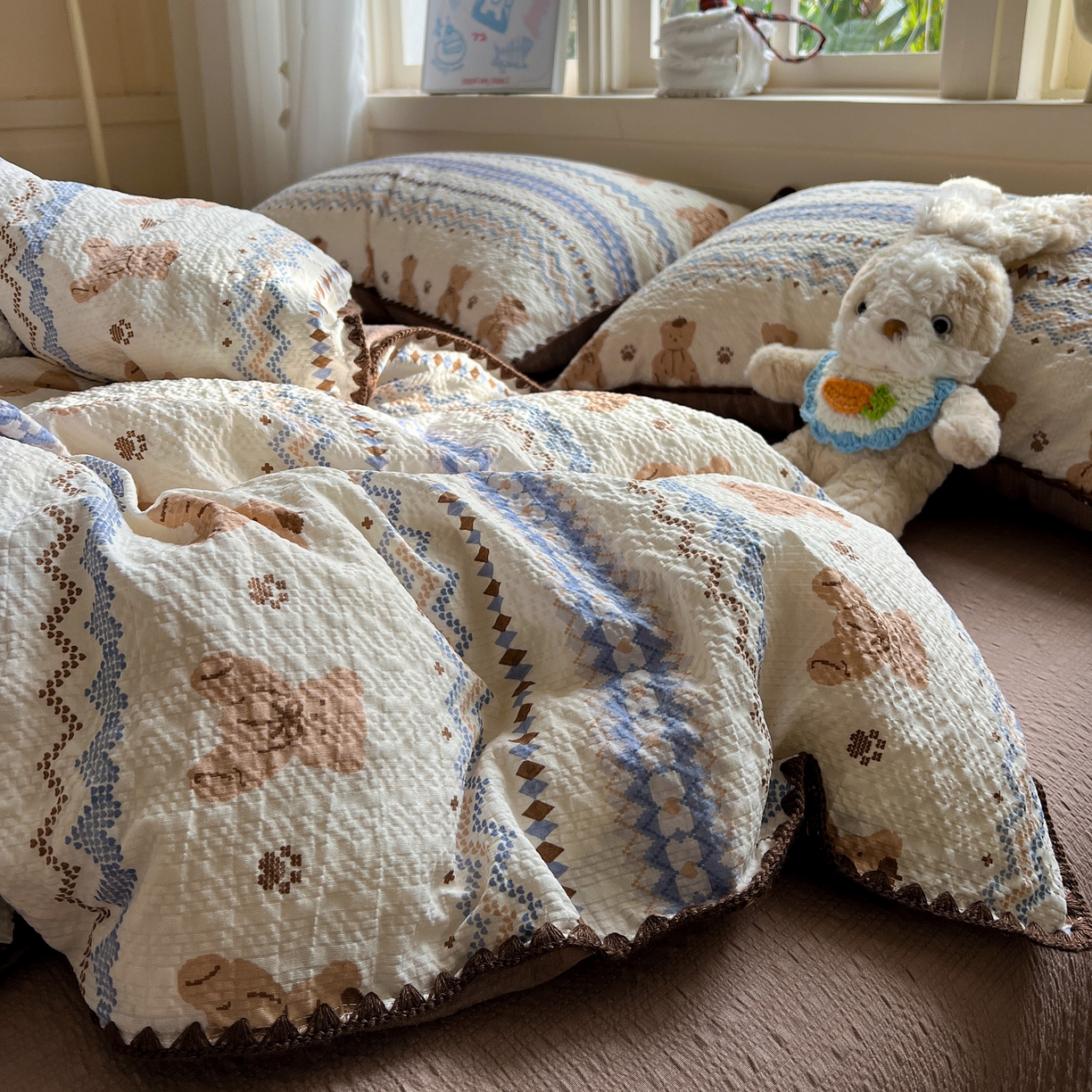 91家纺网 家纺一手货源 找家纺 水墨江南 2026新款贝壳边泡芙纱时尚印花四件套 熊多多