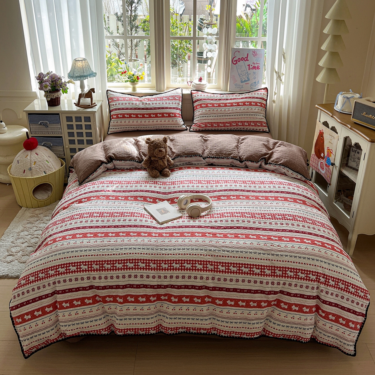 91家纺网 家纺一手货源 找家纺 水墨江南 2026新款贝壳边泡芙纱时尚印花四件套 樱桃狗狗