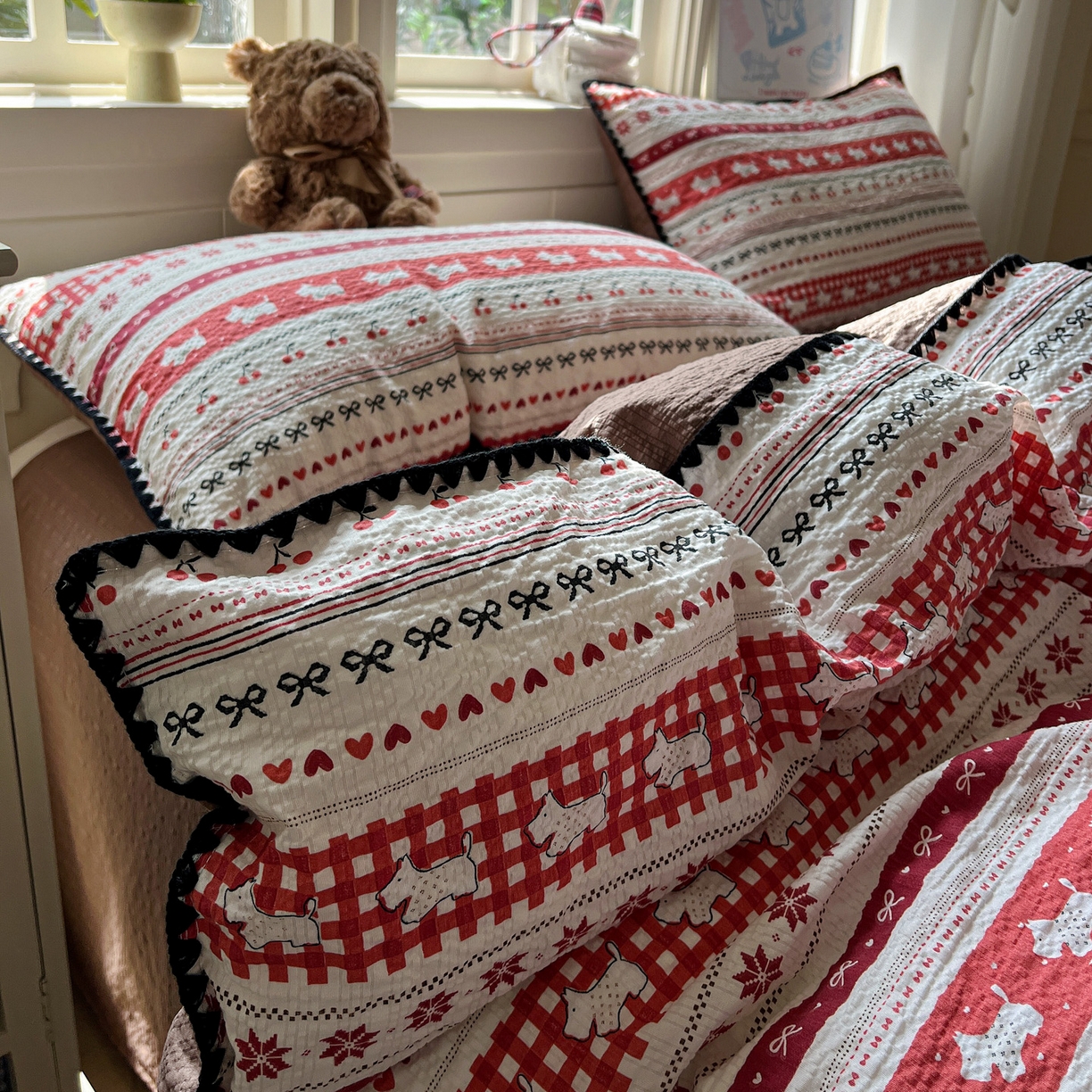 91家纺网 家纺一手货源 找家纺 水墨江南 2026新款贝壳边泡芙纱时尚印花四件套 樱桃狗狗